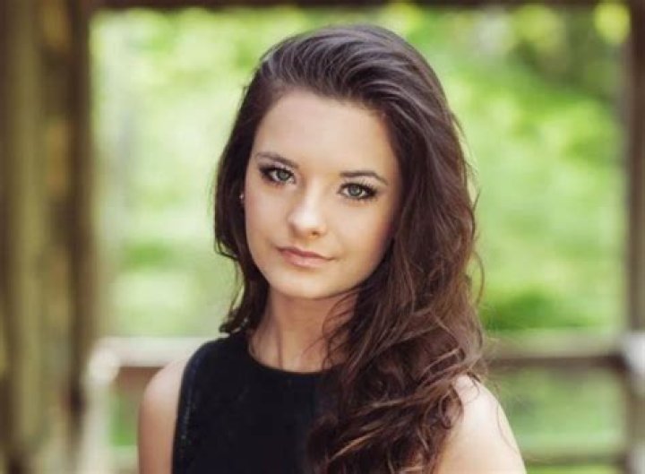 Brooke Hyland Bio, Age, Height, Net Worth, Boyfriend, Dating