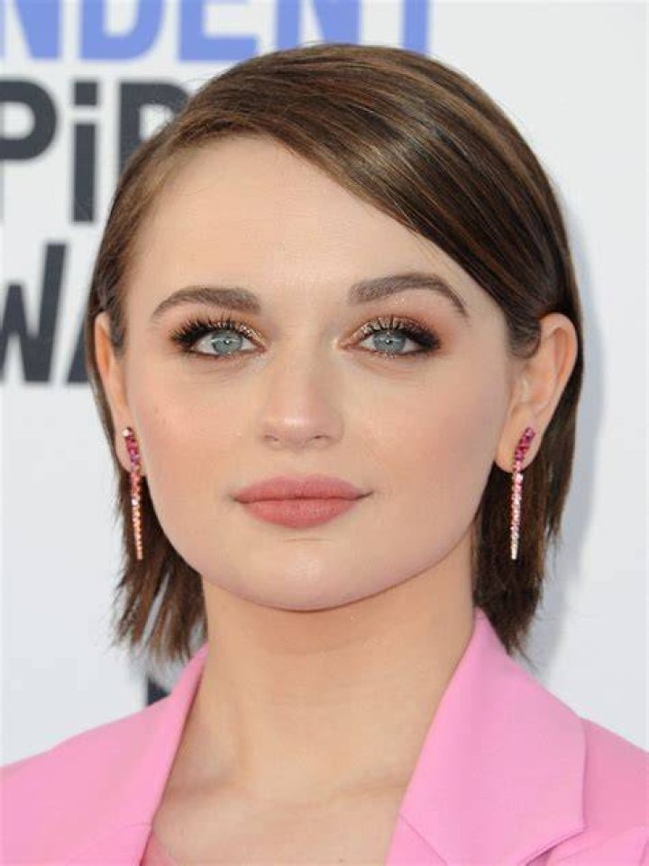 Joey King's Mom, Grandma and Aunt Meet Her Costar Brad Pitt