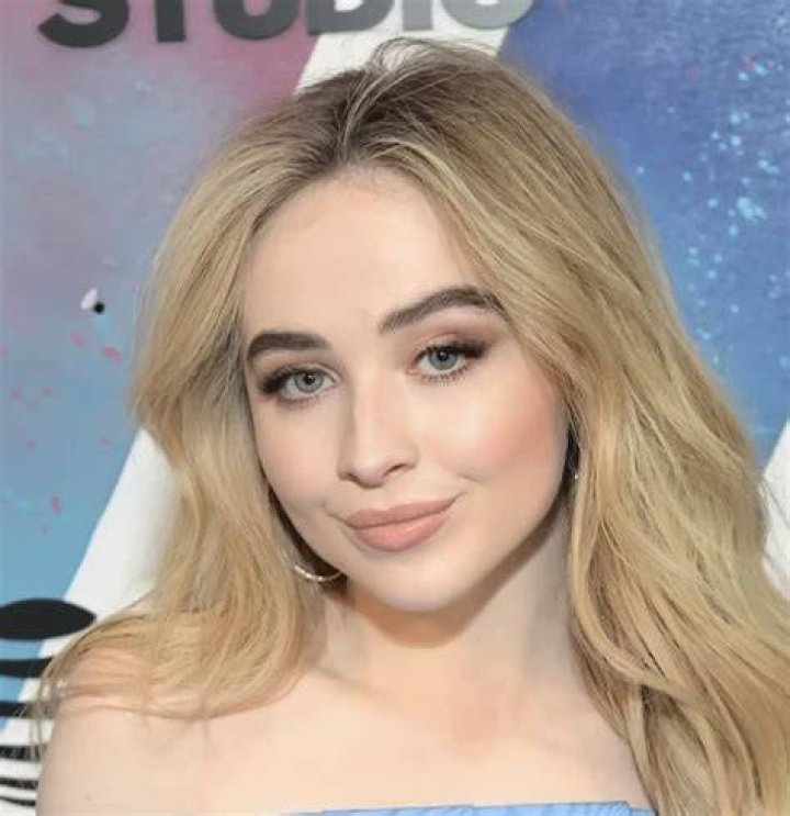 Sabrina Carpenter Age, Net Worth, Boyfriend, Family, Sister and